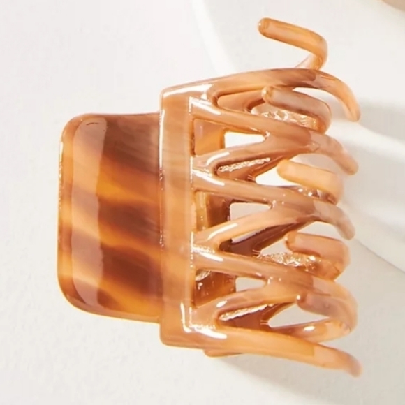 Last set! Anthropologie Scalloped Tortoise hair clip set - Picture 4 of 6